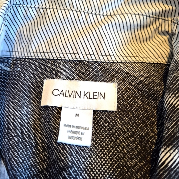 Calvin Klein men's medium short sleeve button up shirt, lots of stretch EUC - Picture 2 of 6